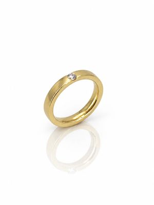 Gros plan sur une bague en or ornée d'un diamant