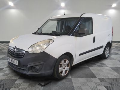 la photo d'une camionnette blanche sur un sol en damier