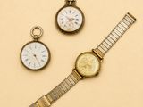 trois types de montres différents posés côte à côte sur une table