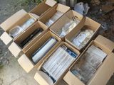 de nombreuses caisses contenant du matériel électronique posées par terre