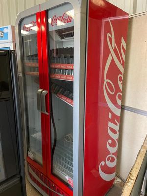un distributeur de Coca-Cola dans un coin de la pièce