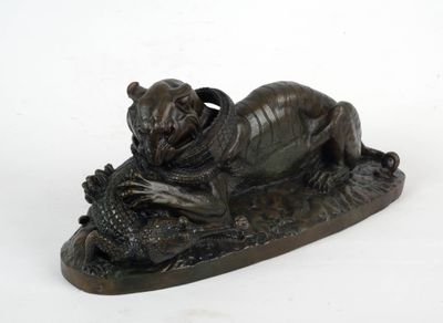 statue en bronze représentant un chien allongé sur une bûche, un poisson dans la gueule