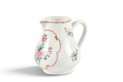 un pichet blanc orné d'un motif floral