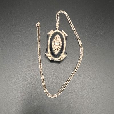 collier en argent orné d'une horloge en noir et blanc et d'une chaîne