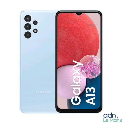 un gros plan d'un Samsung Galaxy A31 avec une pomme rose en arrière-plan