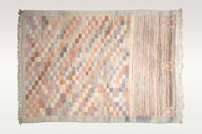 un vieux tapis orné d'un motif multicolore