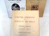 trois livres posés sur une table, les uns à côté des autres, sur une surface blanche