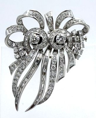 un gros plan d'une broche sertie de diamants