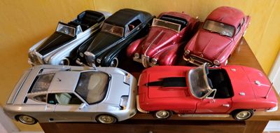 de nombreuses petites voitures posées sur une table en bois