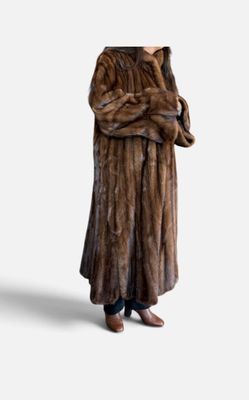 une image représentant une femme vêtue d'un manteau de fourrure