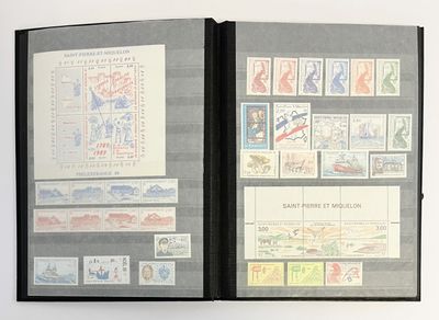 un livre avec des timbres et des timbres collés dessus, posé sur une table