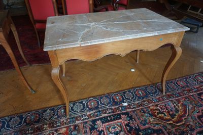 Petite table à gibier en bois naturel, plateau marbre veiné. - Photo 1