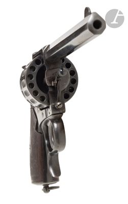 un gros plan d'un pistolet sur un fond blanc avec un fond blanc