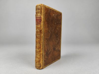 un vieux livre posé sur une surface blanche