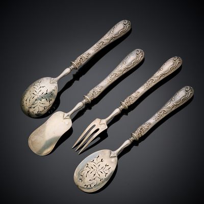 quatre couverts, dont une fourchette, une cuillère et un repose-cuillère