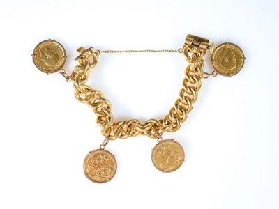 un gros plan d'un bracelet à maillons orné de pièces de monnaie