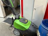 une machine verte et noire posée par terre