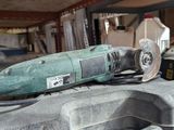 une perceuse posée sur une caisse dans un garage