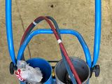 un chariot bleu équipé de deux seaux et d'un tuyau d'arrosage