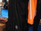 de nombreuses vestes suspendues à un portant dans une pièce