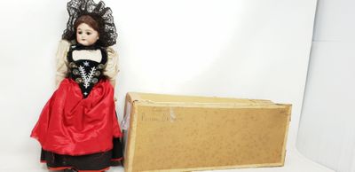 Poupée en tenue bernoise rouge et noir, perles brodées, bout…