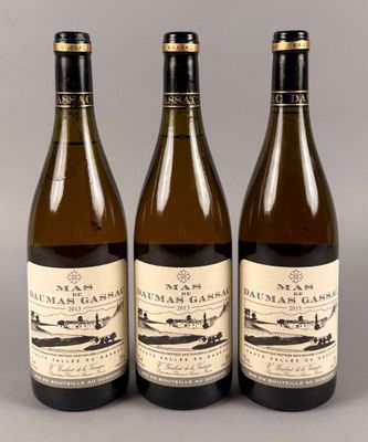 trois bouteilles de vin posées sur une table l'une à côté de l'autre