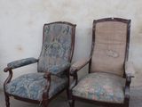 two chairs that are sitting next to each other