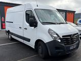 la camionnette blanche est garée dans le parking à côté d'autres véhicules