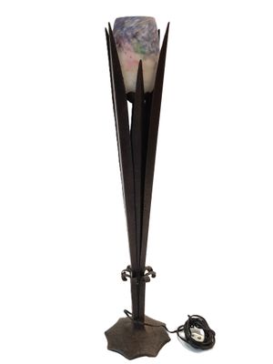 une image représentant une lampe posée sur un pied