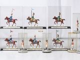 de nombreuses figurines représentant des personnes à cheval