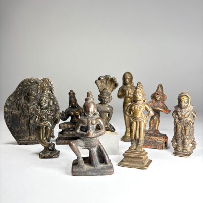 un grand nombre de statues posées sur une table