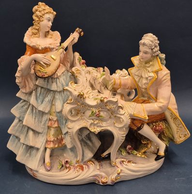 Sujet en porcelaine émaillée polychrome figurant un concert …