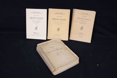 trois livres posés les uns à côté des autres sur une table noire