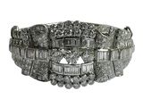 gros plan d'un bracelet en diamant sur fond blanc