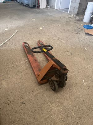 une palette en bois sur laquelle sont posées une paire de ciseaux