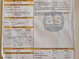 le ticket de caisse est posé sur la table, à côté de l'autre ticket de caisse