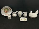 de nombreuses pièces de porcelaine différentes posées sur une table