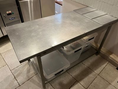 une table en acier inoxydable au milieu d'une cuisine