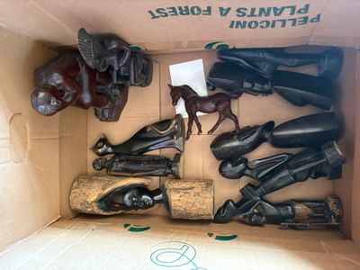 LOT d'objets africains en bois exotiques.