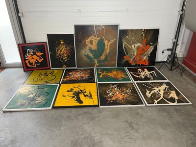 beaucoup de tableaux posés par terre dans un garage