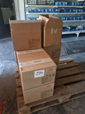 de nombreux cartons empilés sur une palette dans un entrepôt