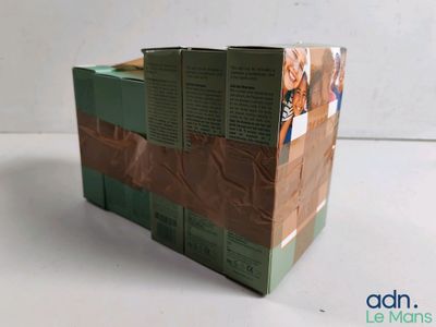 une boîte en carton contenant tout un tas de livres