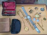 de nombreux types de montres et d'autres objets sur la table