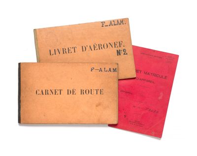 trois livres sont empilés sur une surface blanche