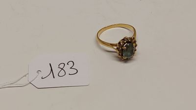 l'image d'une bague en or ornée d'une pierre verte
