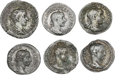 six pièces de monnaie romaines antiques sur lesquelles figurent des portraits d'hommes et de femmes