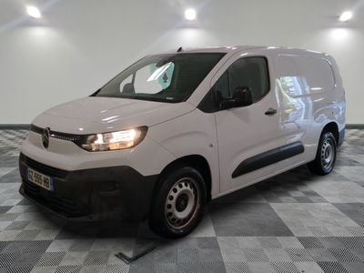 la photo d'une camionnette blanche garée sur un sol en damier