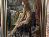une peinture à l'huile représentant une femme assise sur une chaise dans une pièce