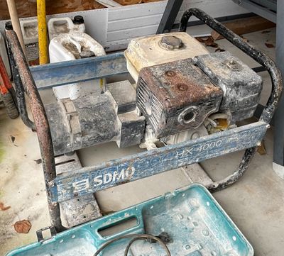 une petite machine posée sur le sol