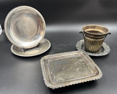trois couverts sont posés sur une table noire